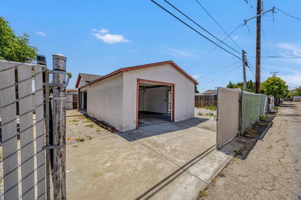 Detached Garage, Exterior
