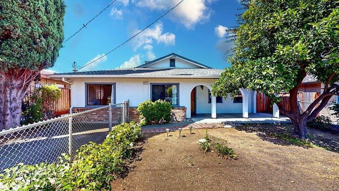 Backyard, Exterior, Facade, Ranch