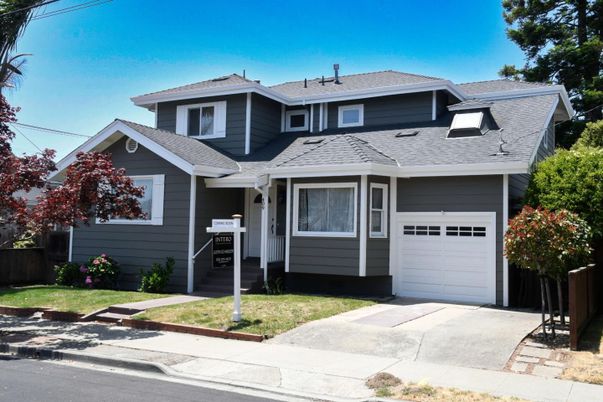 Attached, Exterior, Facade, American Craftsman