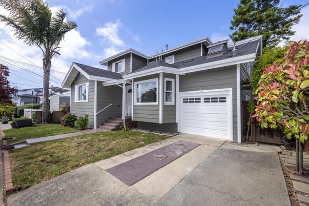 Attached, Exterior, Facade, American Craftsman