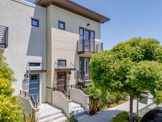 Exterior, Facade, Modern