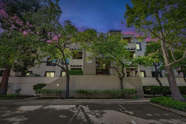 Exterior, Facade, Modern