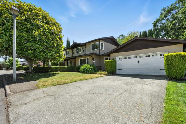 Attached, Exterior, Facade, American Craftsman