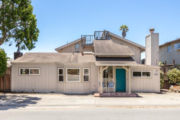 Exterior, Facade, Farmhouse