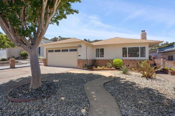 Attached, Exterior, Facade, Ranch