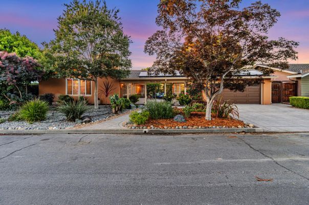 Attached, Exterior, Facade, Ranch