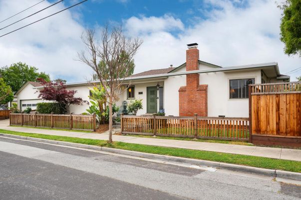 Exterior, Facade, Brick Facade, Ranch