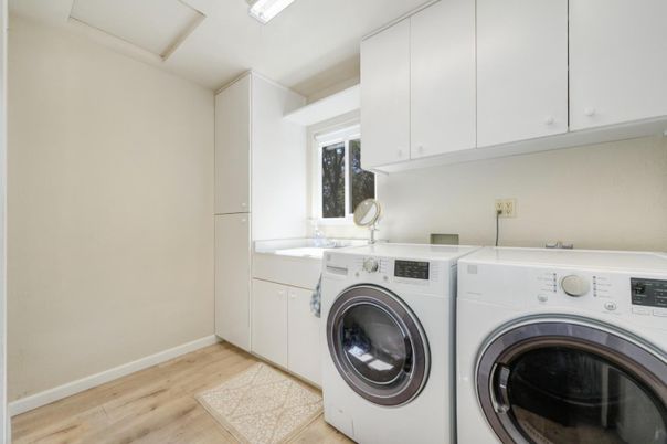 Interior, Washer, Wood Texture Flooring