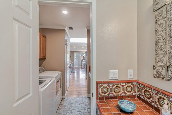 Interior, Recessed Lighting, Washer, Wood Texture Flooring