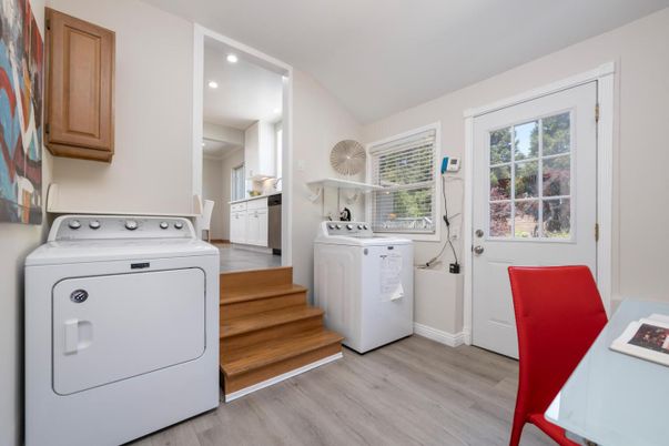 Interior, Recessed Lighting, Washer, Wood Texture Flooring