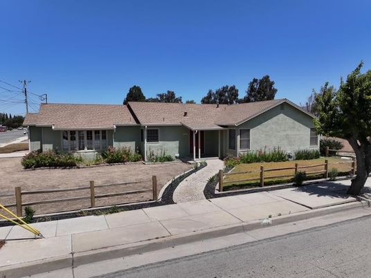 Backyard, Exterior, Facade, Ranch