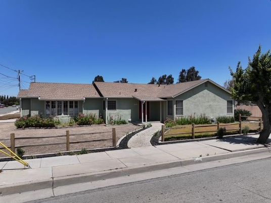 Exterior, Facade, Ranch
