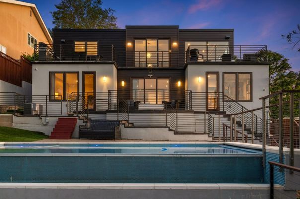 Exterior, Facade, Pool, Modern