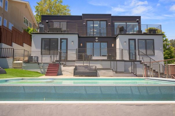 Exterior, Facade, Pool, Modern