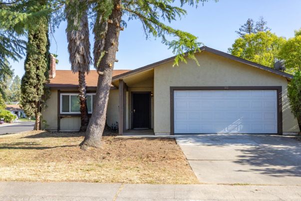 Attached, Exterior, Facade, Ranch