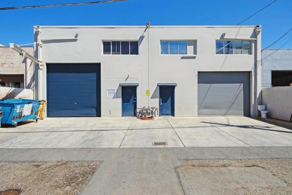 Attached, Exterior, Facade, Rowhouse