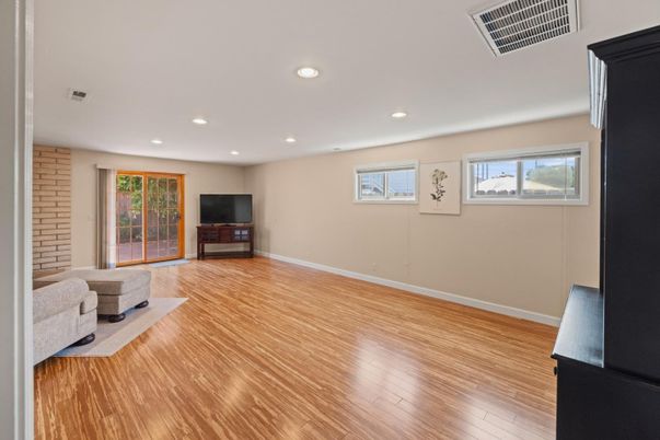 Empty room, Interior, Recessed Lighting, Wood Texture Flooring
