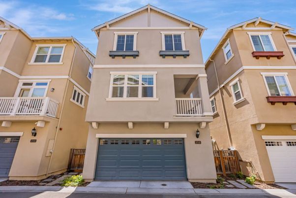 Attached, Exterior, Facade, Rowhouse