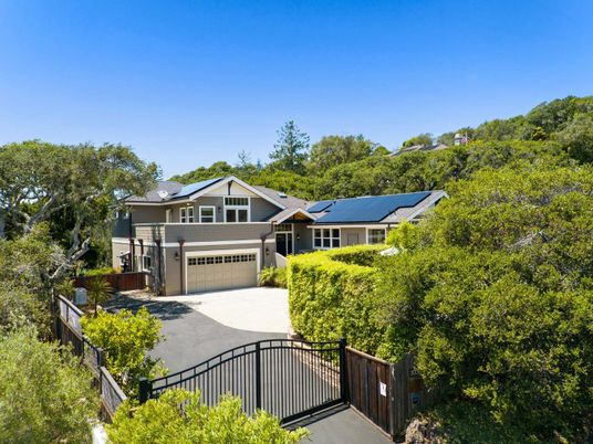 Attached, Exterior, Facade, Solar Panels, American Craftsman