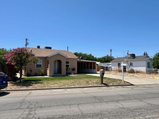 Exterior, Facade, Ranch