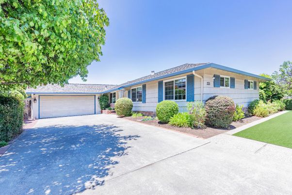 Attached, Exterior, Facade, Ranch