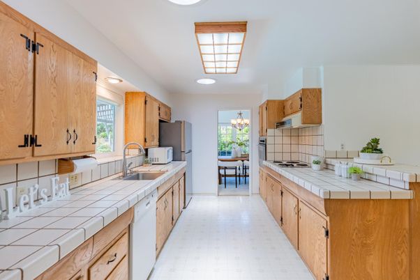 Dining room, Interior, Kitchen, Recessed Lighting, Tile Countertops