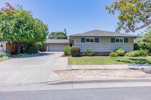 Attached, Exterior, Facade, Ranch