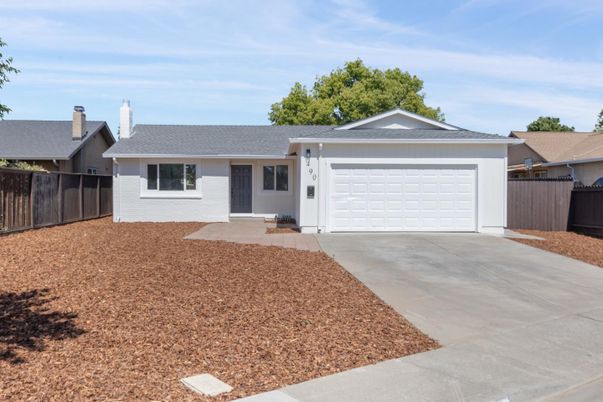 Attached, Exterior, Facade, Ranch
