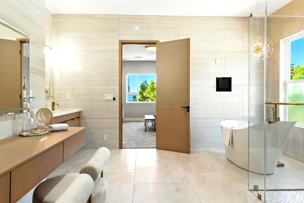Bathroom, Chandelier, Free Standing Baths, Interior, Pendant Lights