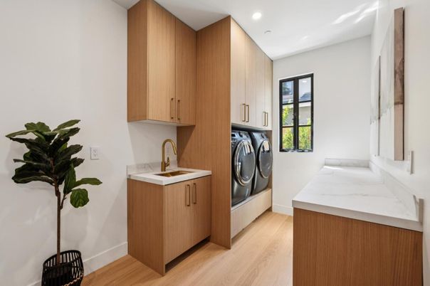 Interior, Recessed Lighting, Washer, Wood Texture Flooring