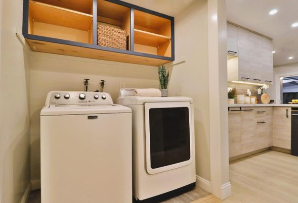 Interior, Recessed Lighting, Washer, Wood Texture Flooring
