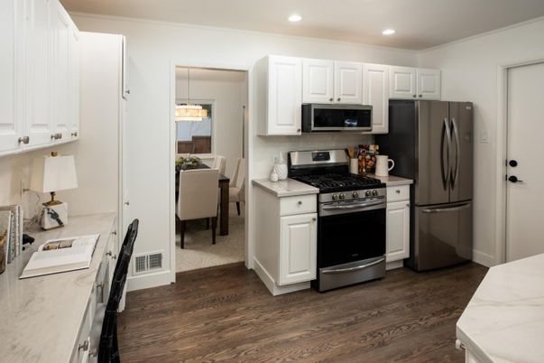 Dining room, Interior, Kitchen, Pendant Lights, Recessed Lighting, Wood Texture Flooring