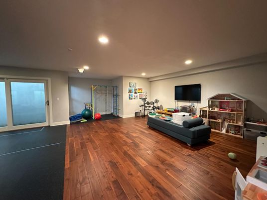 Fitness Equipment, Interior, Recessed Lighting, Wood Texture Flooring