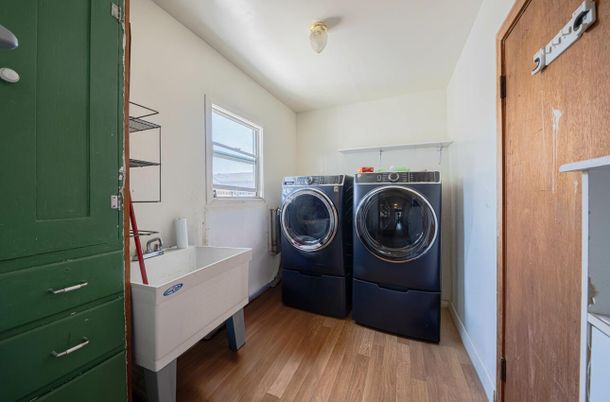 Interior, Washer, Wood Texture Flooring
