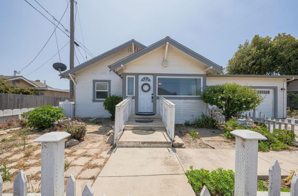 Attached, Exterior, Facade, American Craftsman