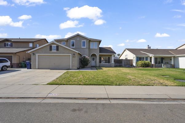 Attached, Exterior, Facade, American Craftsman
