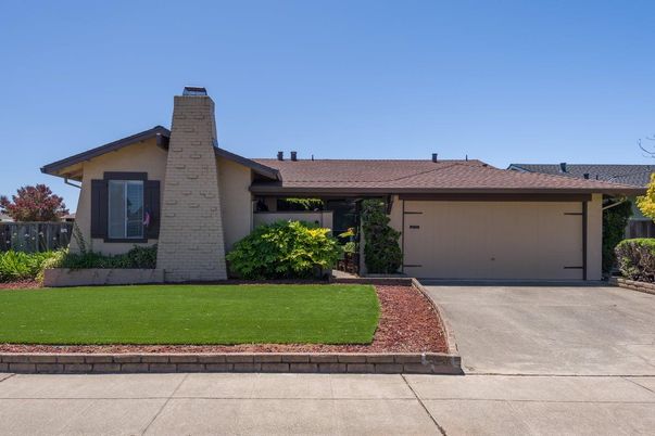 Attached, Exterior, Facade, Ranch