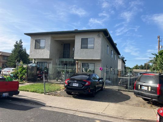 Exterior, Facade, Modern