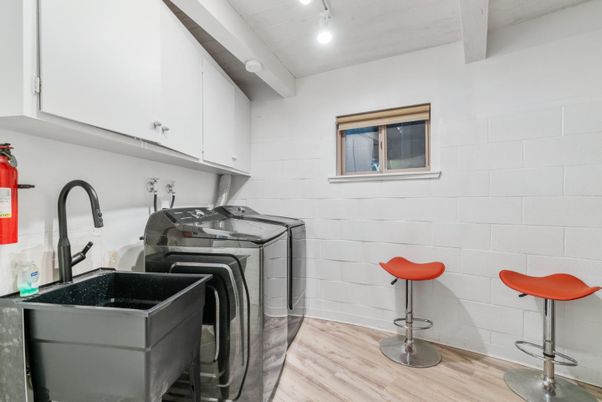 Interior, Recessed Lighting, Washer, Wood Texture Flooring
