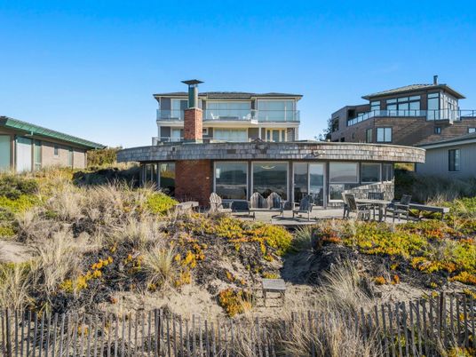 Backyard, Exterior, Facade, Brick Facade, Modern