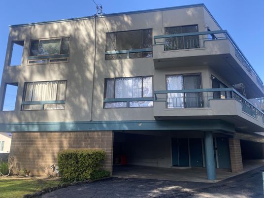 Exterior, Facade, Modern