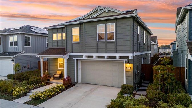 Attached, Exterior, Facade, Solar Panels, American Craftsman