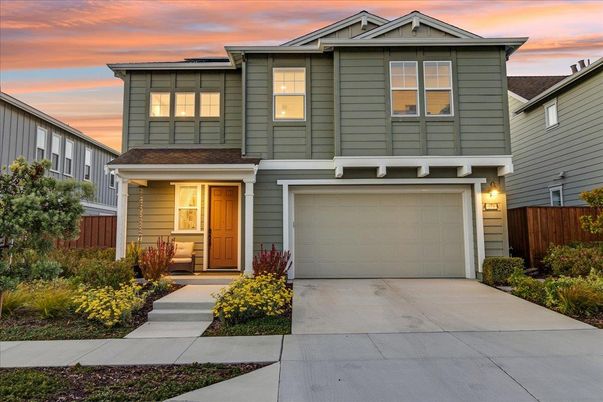 Attached, Exterior, Facade, American Craftsman