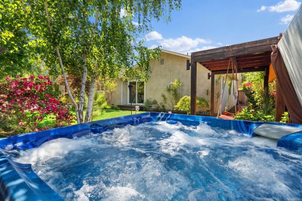 Exterior, Hot Tub