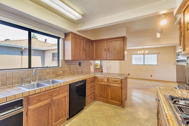 Chandelier, Interior, Kitchen, Pendant Lights, Tile Countertops
