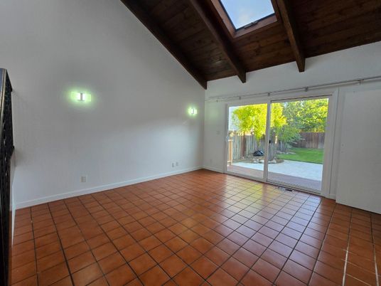 Empty room, Interior, Wooden Beams, Wooden Ceilings