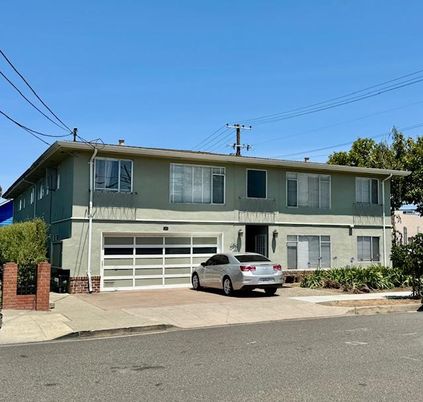 Attached, Exterior, Facade, Raised Ranch