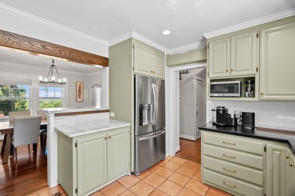 Chandelier, Dining room, Interior, Kitchen, Pendant Lights, Recessed Lighting, Stainless Steel Appliances, Wood Texture Flooring