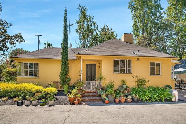 Exterior, Facade, Ranch