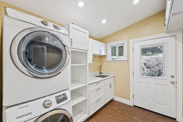 Interior, Recessed Lighting, Washer, Wood Texture Flooring